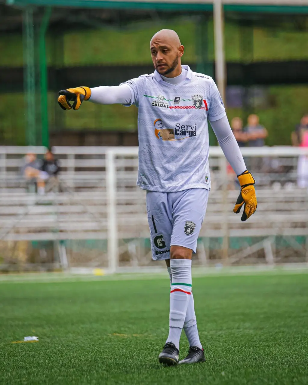 Portero de Manizales FC con indumentaria Boman