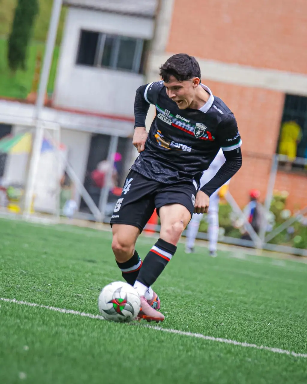 Jugador de Manizales FC con indumentaria Boman